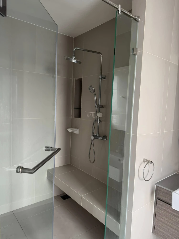 For sale rent Quinn Ratchada 17, corner room, very quiet, 2 bedrooms, 2 bathrooms, furnished + electrical appliances, hurry up and grab it.
