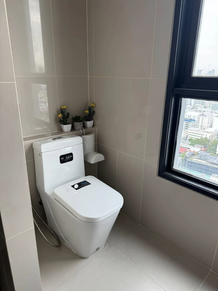 For sale rent Quinn Ratchada 17, corner room, very quiet, 2 bedrooms, 2 bathrooms, furnished + electrical appliances, hurry up and grab it.