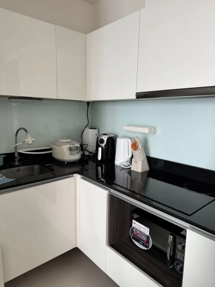 For sale rent Quinn Ratchada 17, corner room, very quiet, 2 bedrooms, 2 bathrooms, furnished + electrical appliances, hurry up and grab it.