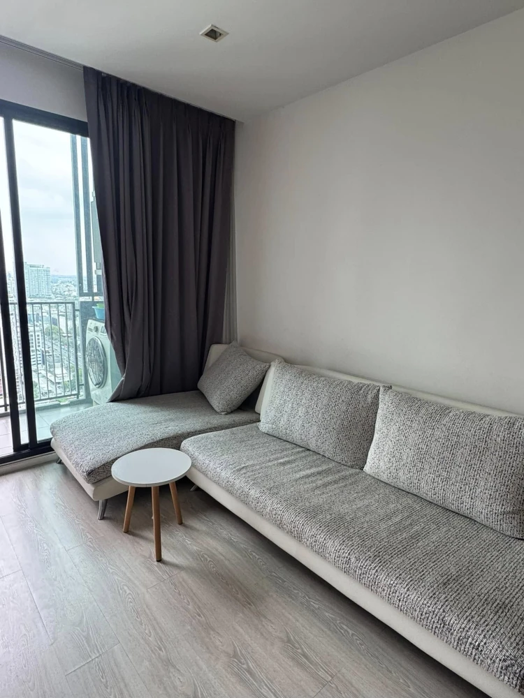 For sale rent Quinn Ratchada 17, corner room, very quiet, 2 bedrooms, 2 bathrooms, furnished + electrical appliances, hurry up and grab it.