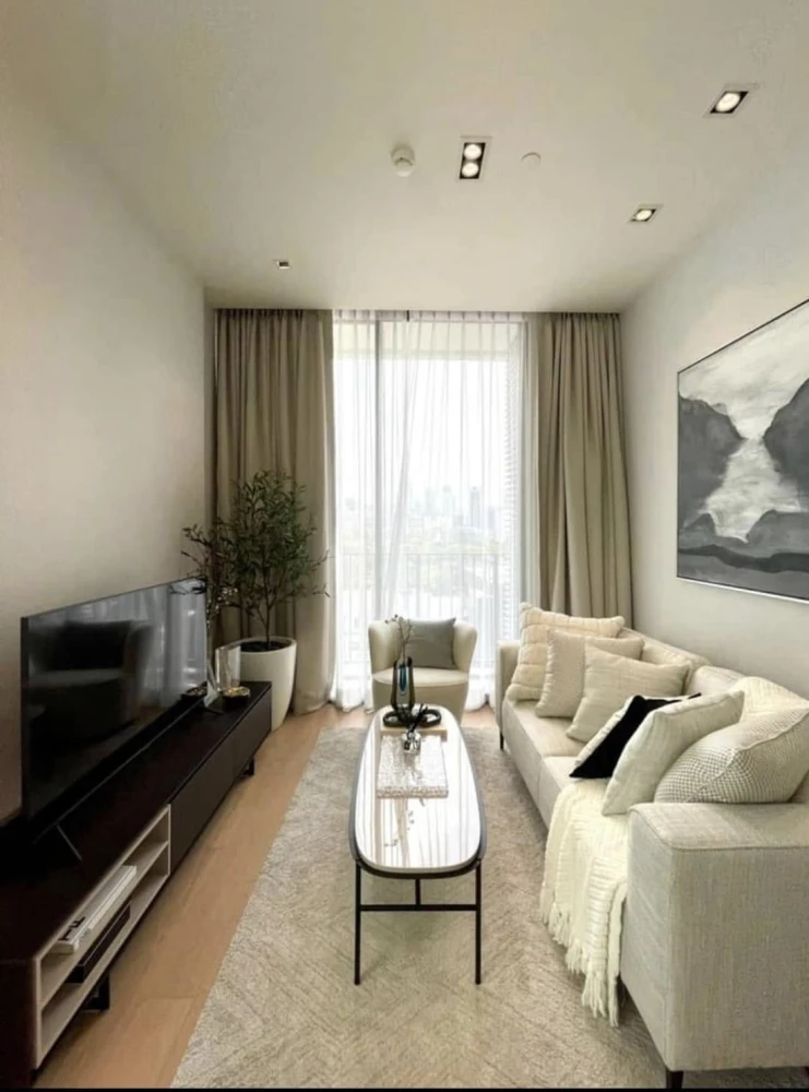 For sale, for rent, Condo 28 Chidlom, beautiful room, looks very expensive, premium grade furniture, just come and move in.