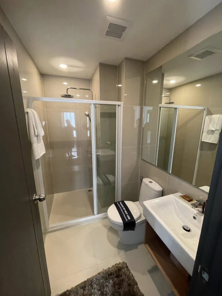 For sale or rent: Elio Del Nest condo, high floor corner unit, private, spacious and airy, beautiful city view with no obstructions. Fully furnished.
