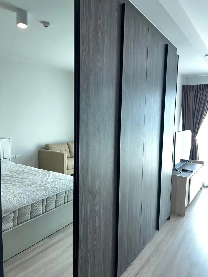 For sale, for rent, Ideo Ratchada Sutthisan condo, nice room, good size, high floor, great view, at a great price, hurry and book now.