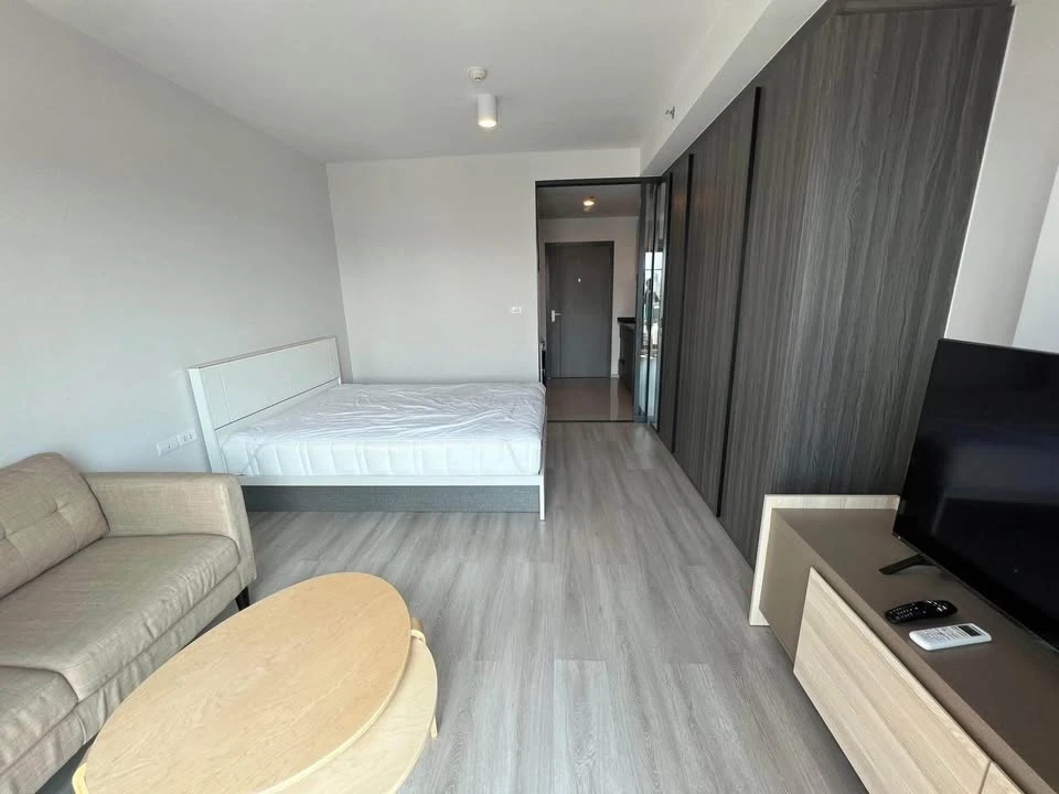 For sale, for rent, Ideo Ratchada Sutthisan condo, nice room, good size, high floor, great view, at a great price, hurry and book now.