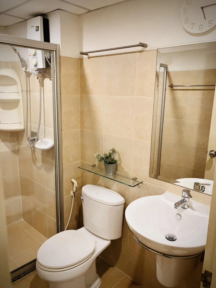 Urgent sale/rent: CONDO Supalai City Resort Ramkhamhaeng. Fully furnished and ready to move in. Completely finished in one place. Just bring your belo