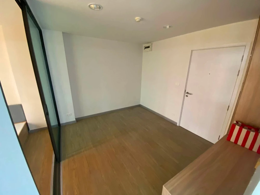For sale or rent immediately! Polis Suksawat 64, fully furnished with wood-patterned flooring, creating a warm and inviting atmosphere. Ideal for both