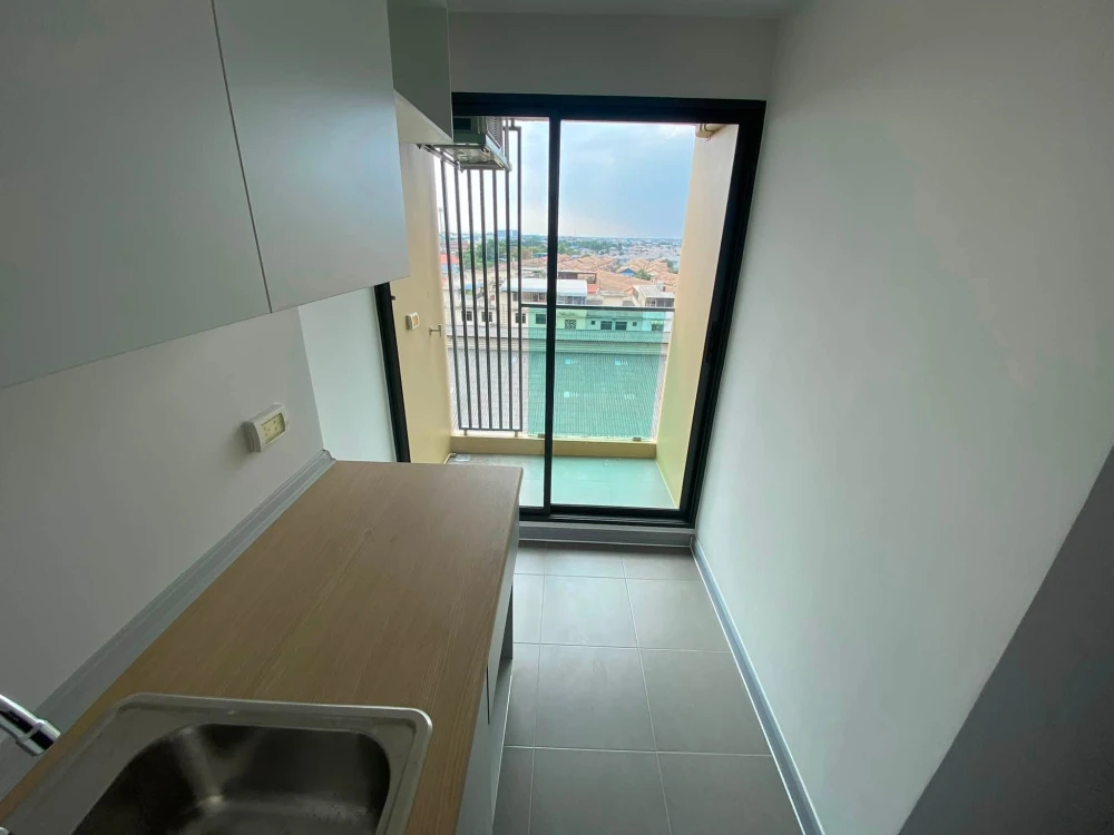 For sale or rent immediately! Polis Suksawat 64, fully furnished with wood-patterned flooring, creating a warm and inviting atmosphere. Ideal for both