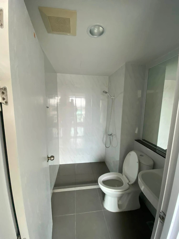 For sale or rent immediately! Polis Suksawat 64, fully furnished with wood-patterned flooring, creating a warm and inviting atmosphere. Ideal for both