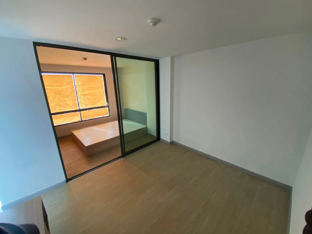 For sale or rent immediately! Polis Suksawat 64, fully furnished with wood-patterned flooring, creating a warm and inviting atmosphere. Ideal for both