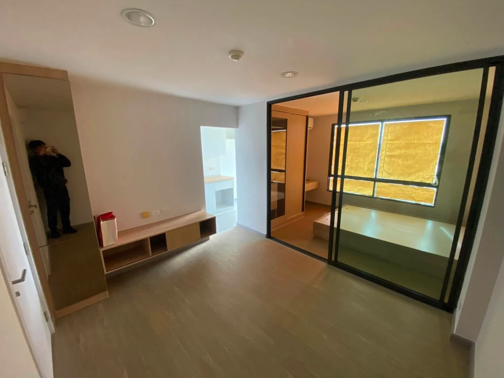 For sale or rent immediately! Polis Suksawat 64, fully furnished with wood-patterned flooring, creating a warm and inviting atmosphere. Ideal for both