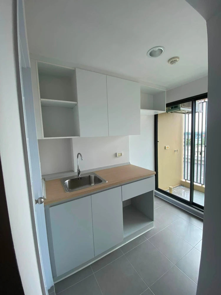 For sale or rent immediately! Polis Suksawat 64, fully furnished with wood-patterned flooring, creating a warm and inviting atmosphere. Ideal for both