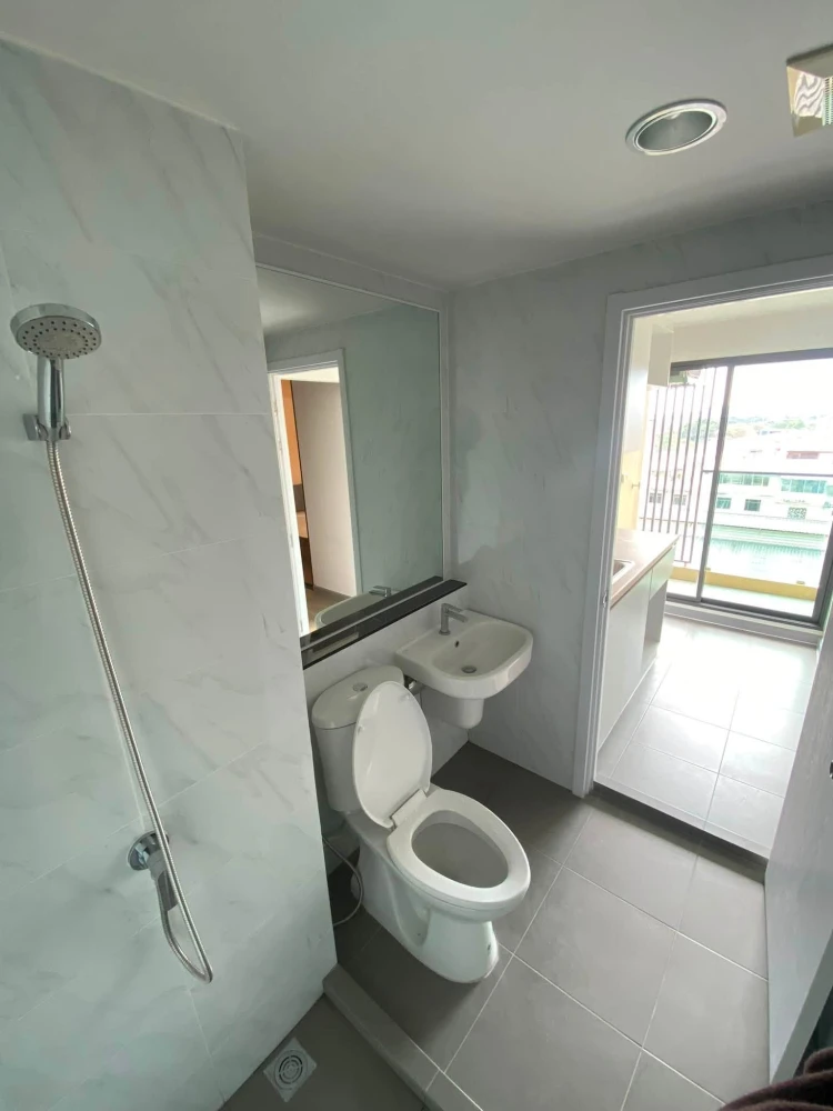 For sale or rent immediately! Polis Suksawat 64, fully furnished with wood-patterned flooring, creating a warm and inviting atmosphere. Ideal for both