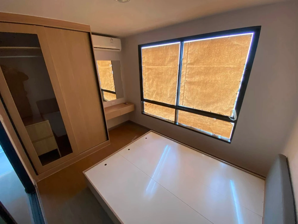 For sale or rent immediately! Polis Suksawat 64, fully furnished with wood-patterned flooring, creating a warm and inviting atmosphere. Ideal for both