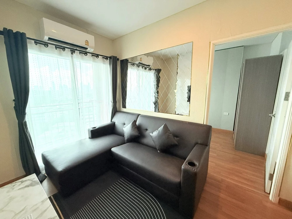 For sale or rent: Lumpini Place Ratchada-Sathu, a condo in the heart of educational institutions and shopping malls. Fully equipped with amenities. Re