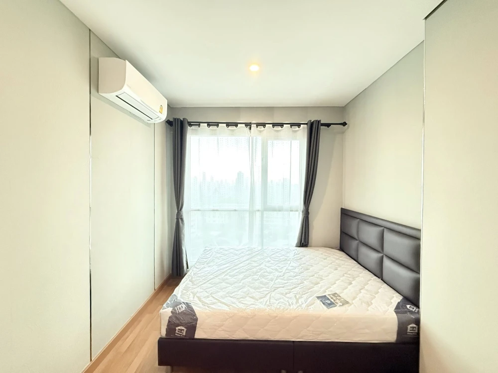For sale or rent: Lumpini Place Ratchada-Sathu, a condo in the heart of educational institutions and shopping malls. Fully equipped with amenities. Re