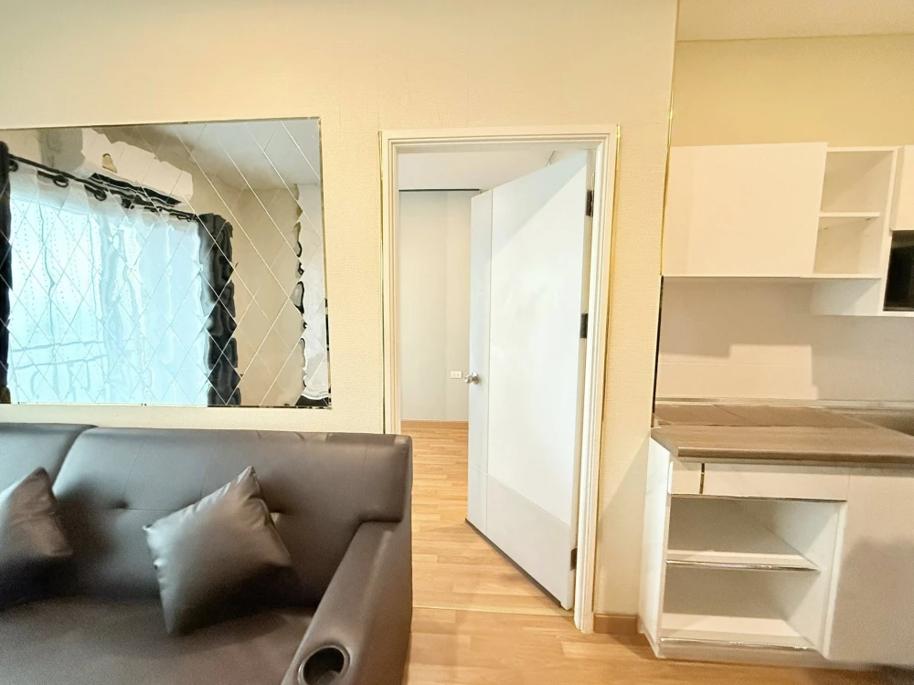 For sale or rent: Lumpini Place Ratchada-Sathu, a condo in the heart of educational institutions and shopping malls. Fully equipped with amenities. Re