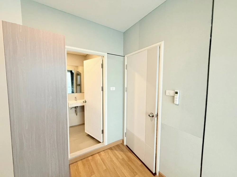 For sale or rent: Lumpini Place Ratchada-Sathu, a condo in the heart of educational institutions and shopping malls. Fully equipped with amenities. Re