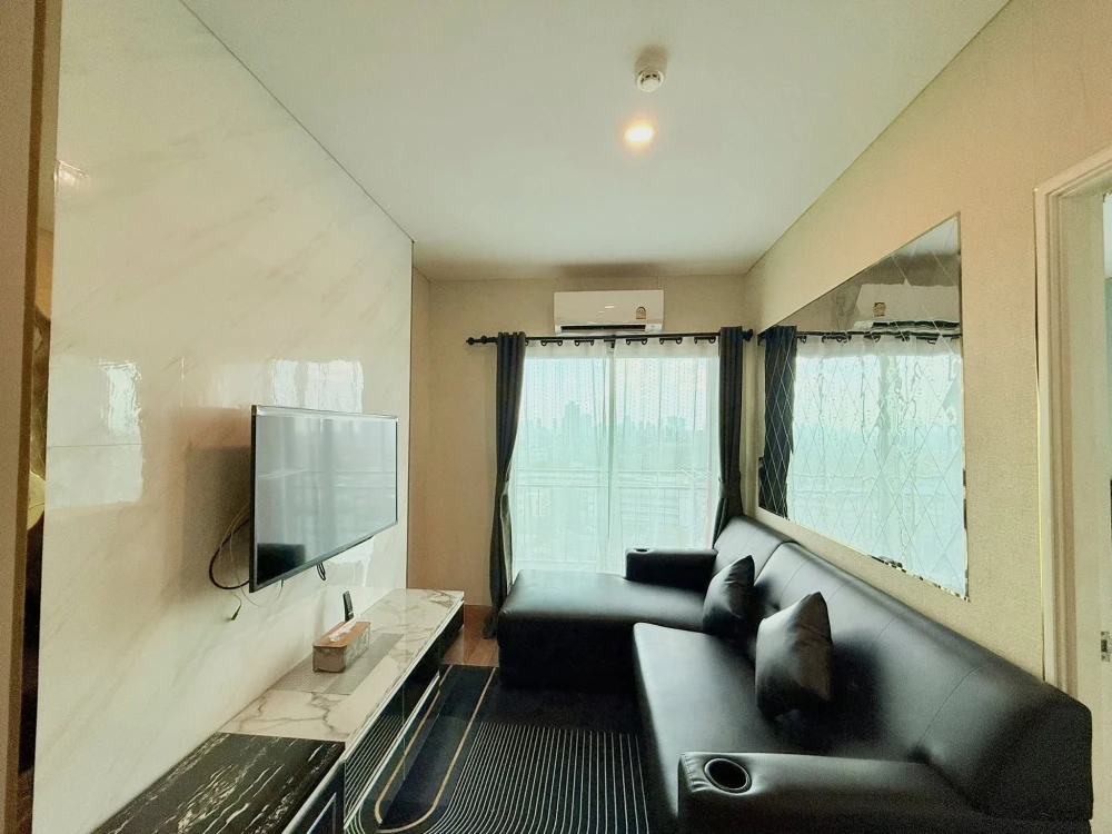 For sale or rent: Lumpini Place Ratchada-Sathu, a condo in the heart of educational institutions and shopping malls. Fully equipped with amenities. Re