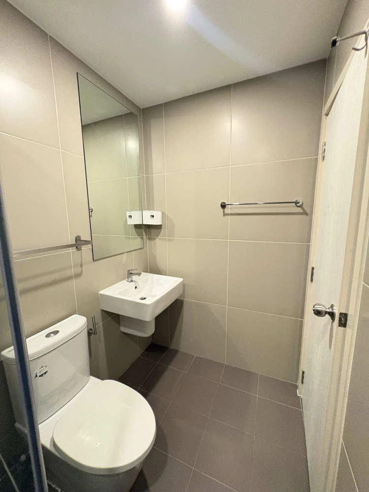 For sale or rent: Elio Sathorn-Wutthakat. Beautifully decorated with built-in furniture in a sleek, luxurious grey tone. High floor with pool view. Bo