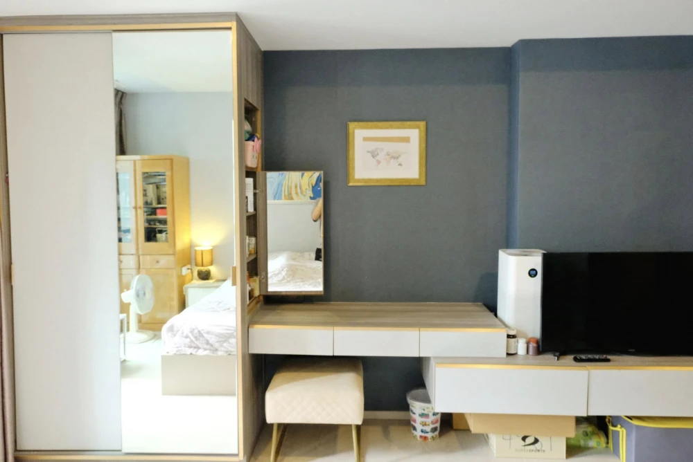 For sale/rent: Knightsbridge Phahon Yothin-Interchange, pool view, not hot, wallpapered throughout, fully furnished, ready to move in.