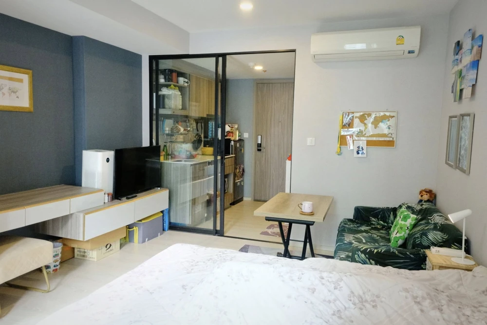 For sale/rent: Knightsbridge Phahon Yothin-Interchange, pool view, not hot, wallpapered throughout, fully furnished, ready to move in.