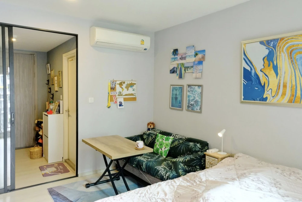 For sale/rent: Knightsbridge Phahon Yothin-Interchange, pool view, not hot, wallpapered throughout, fully furnished, ready to move in.