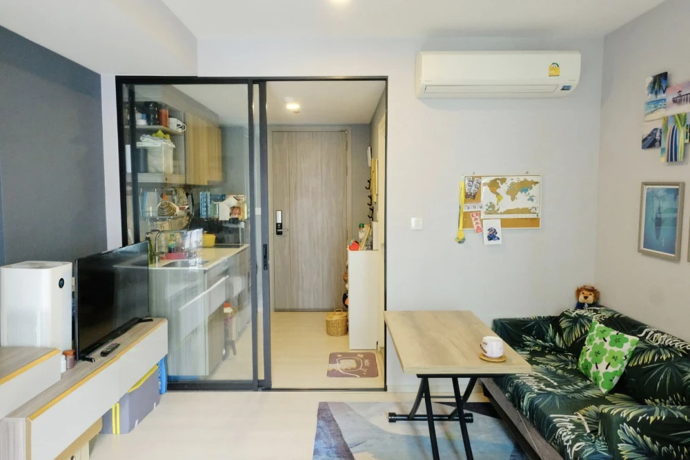 For sale/rent: Knightsbridge Phahon Yothin-Interchange, pool view, not hot, wallpapered throughout, fully furnished, ready to move in.