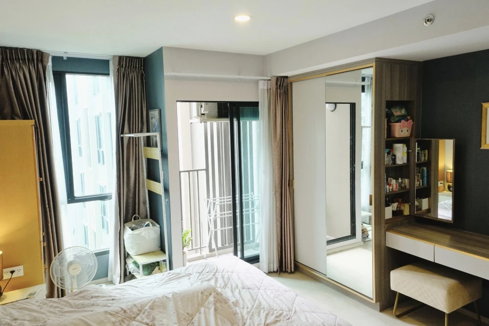 For sale/rent: Knightsbridge Phahon Yothin-Interchange, pool view, not hot, wallpapered throughout, fully furnished, ready to move in.