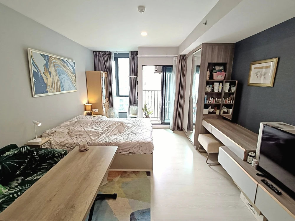 For sale/rent: Knightsbridge Phahon Yothin-Interchange, pool view, not hot, wallpapered throughout, fully furnished, ready to move in.