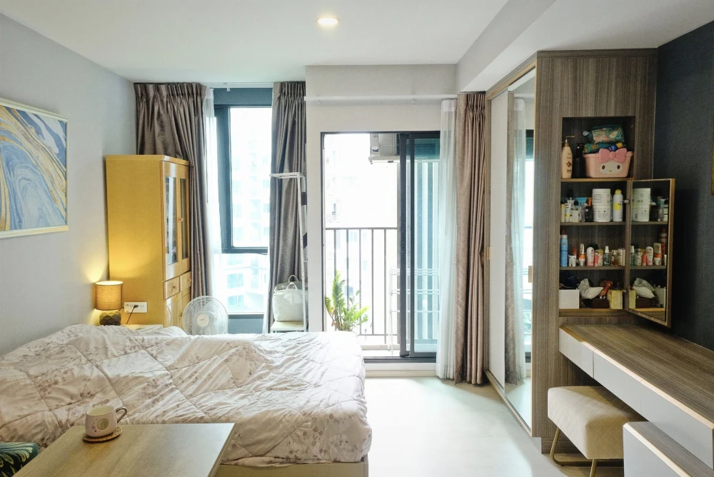 For sale/rent: Knightsbridge Phahon Yothin-Interchange, pool view, not hot, wallpapered throughout, fully furnished, ready to move in.