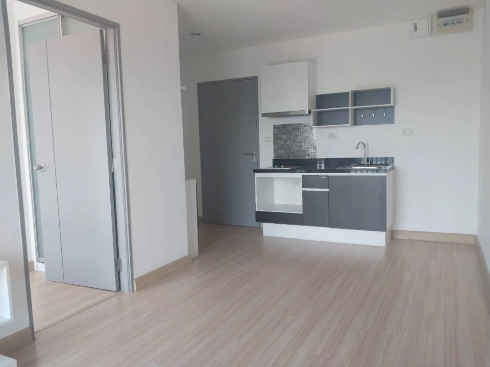 For sale: Serrano Condominium, Rama 2, 8th floor, great view, no buildings blocking the view, very clean and comfortable room. You must book this.