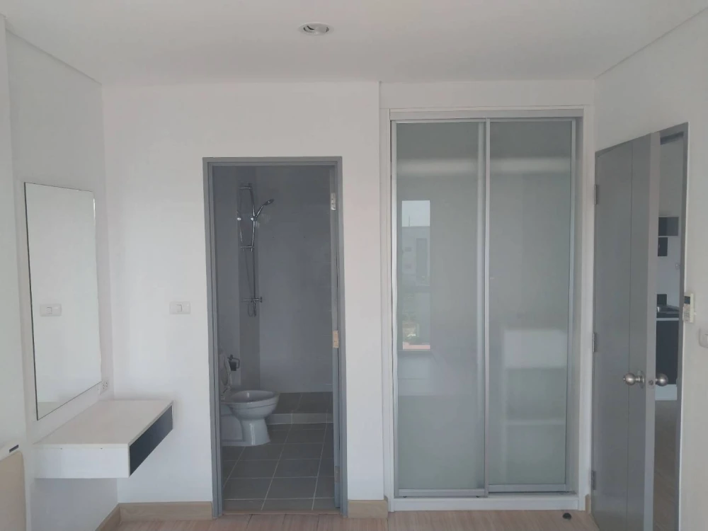 For sale: Serrano Condominium, Rama 2, 8th floor, great view, no buildings blocking the view, very clean and comfortable room. You must book this.