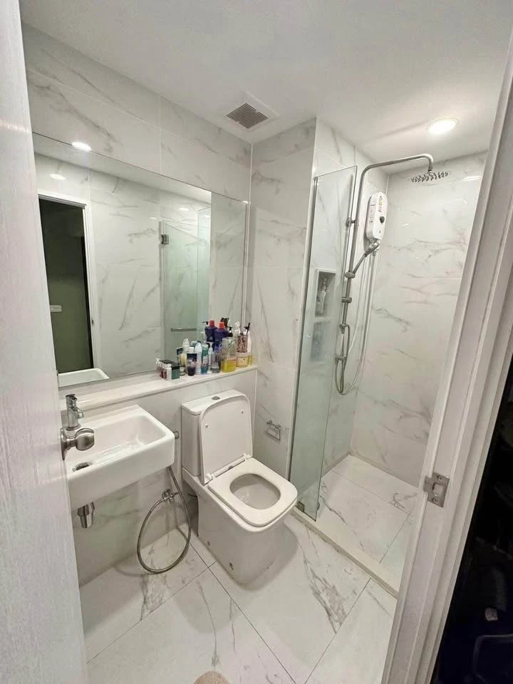 For sale: Siela Charan 13 Station, 2nd floor, size 25.45 sq m., room with soothing color tones, complete facilities, very worth booking.