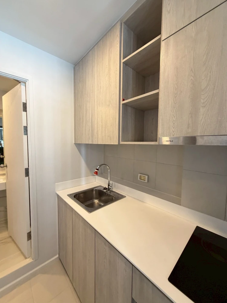 For sale: Cielo Sri Pathum, 6th floor. Good height, fully furnished as shown in the pictures. Just bring your personal belongings and move in!