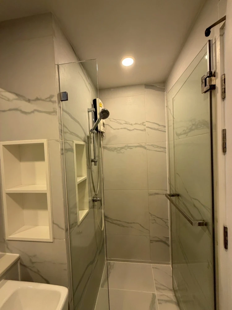 For sale: Cielo Sri Pathum, 6th floor. Good height, fully furnished as shown in the pictures. Just bring your personal belongings and move in!
