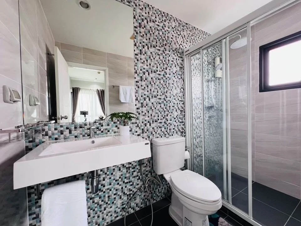 For sale: Centric Sea (Central Pattaya), quiet corner room, not crowded, city view, no other buildings blocking the view, hurry and book now.