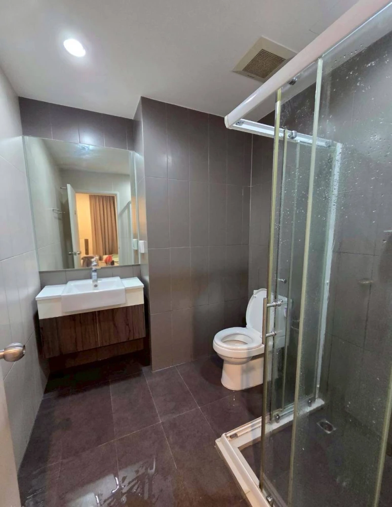 For sale: Centric Ratchada-Huai Khwang. Fully furnished with plenty of freebies. Book now!