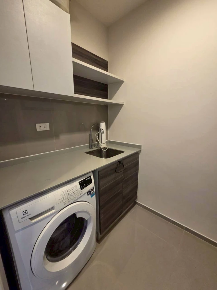 For sale: Centric Ratchada-Huai Khwang. Fully furnished with plenty of freebies. Book now!