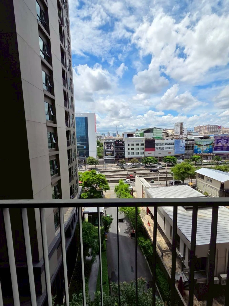 For sale: Centric Ratchada-Huai Khwang. Fully furnished with plenty of freebies. Book now!