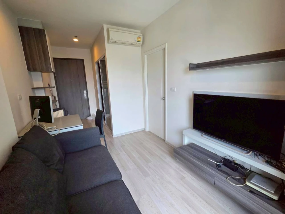 For sale: Centric Ratchada-Huai Khwang. Fully furnished with plenty of freebies. Book now!