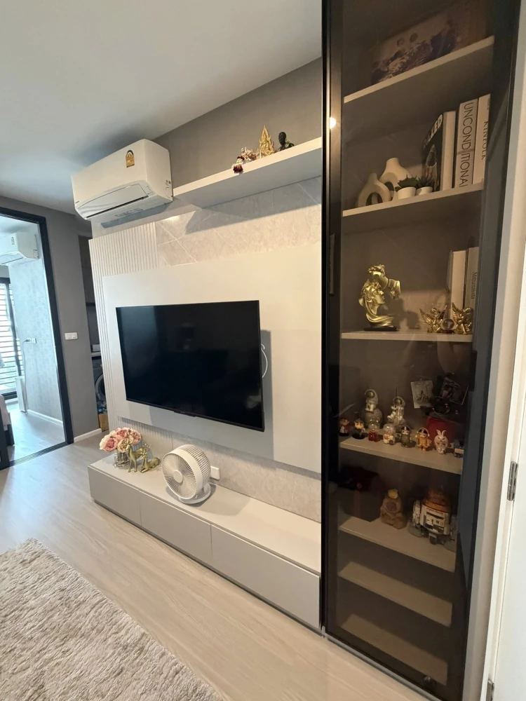 For sale: Denim Chatuchak, 1-bedroom unit with beautiful pool view. Fully furnished with built-in furniture. Quiet and private.