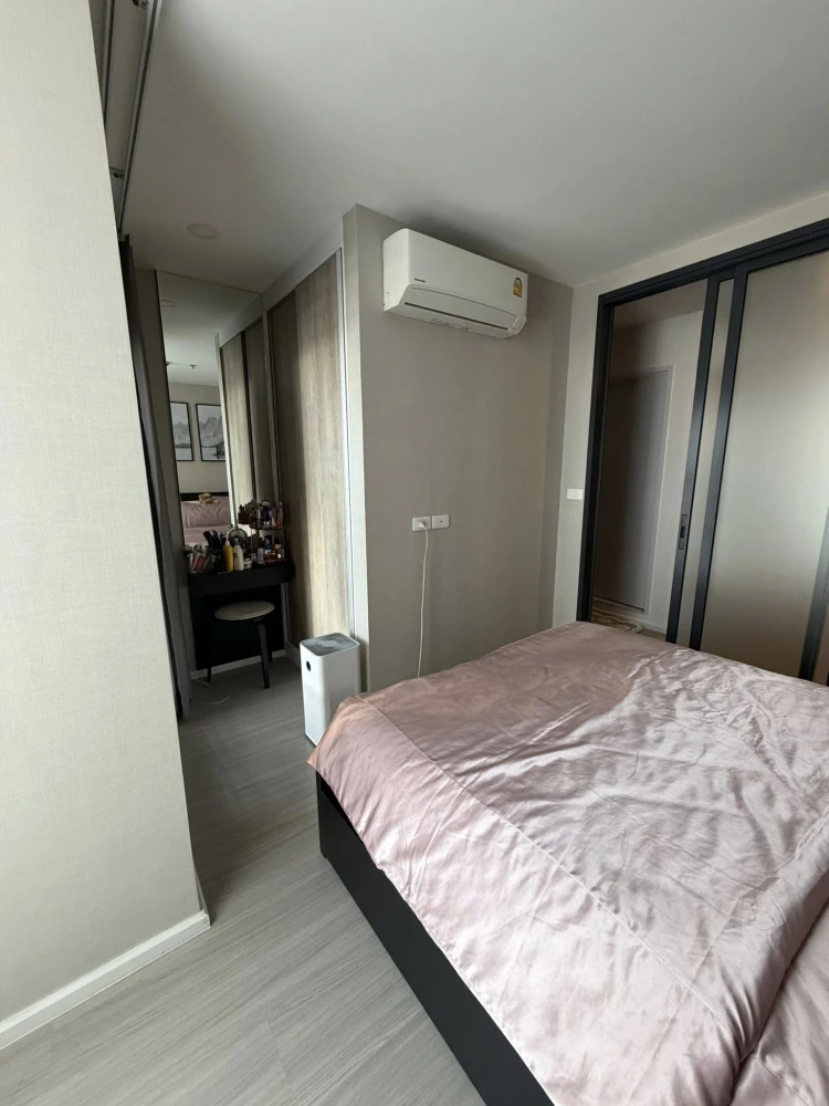 For sale: Denim Chatuchak, 1-bedroom unit with beautiful pool view. Fully furnished with built-in furniture. Quiet and private.