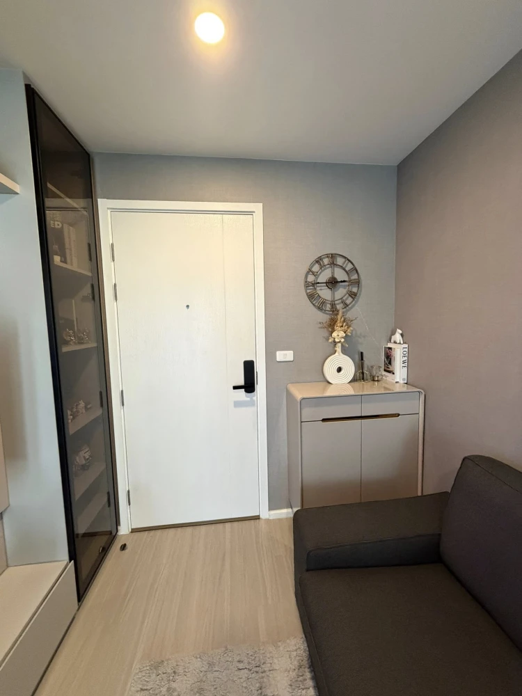 For sale: Denim Chatuchak, 1-bedroom unit with beautiful pool view. Fully furnished with built-in furniture. Quiet and private.