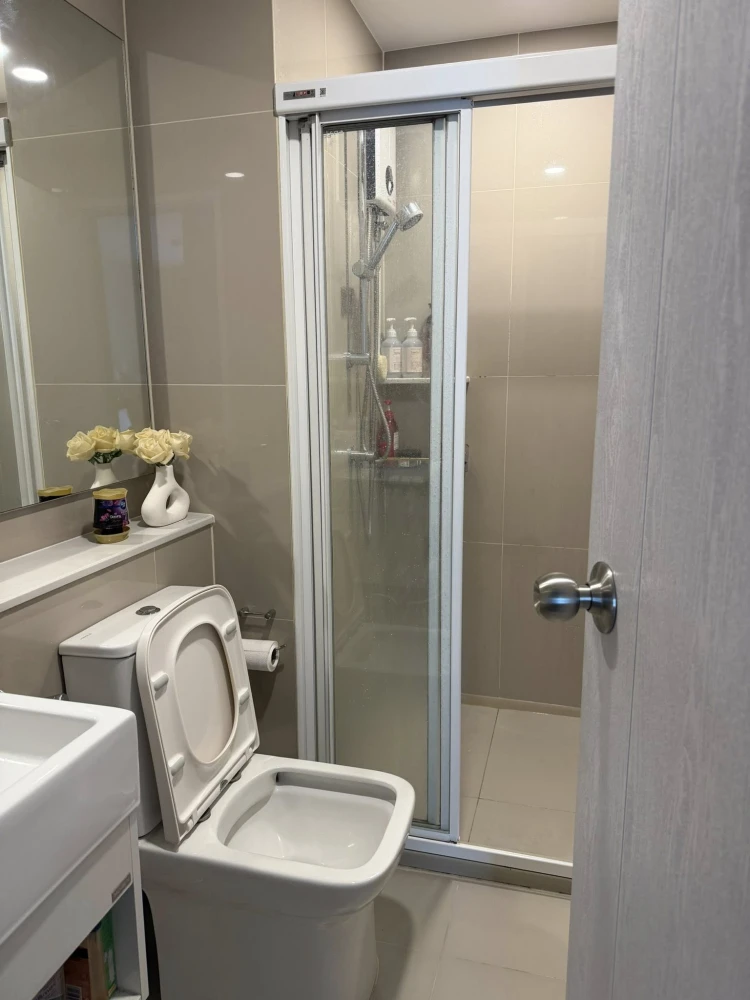 For sale: Denim Chatuchak, 1-bedroom unit with beautiful pool view. Fully furnished with built-in furniture. Quiet and private.