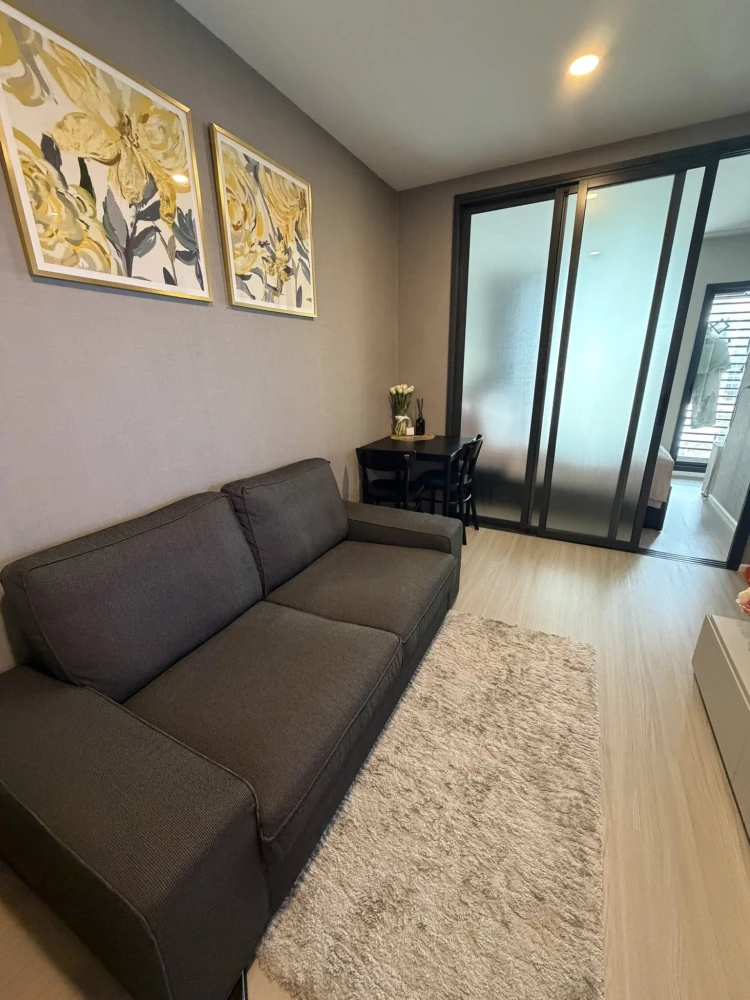 For sale: Denim Chatuchak, 1-bedroom unit with beautiful pool view. Fully furnished with built-in furniture. Quiet and private.