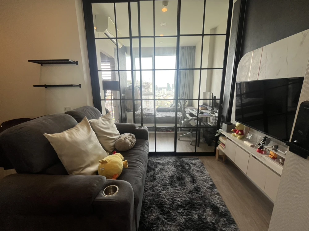 For sale: De Lapis Charan 81, beautiful view, very high floor, good wind, not hot sun, river view, Parliament, bring your bags and move in right away.
