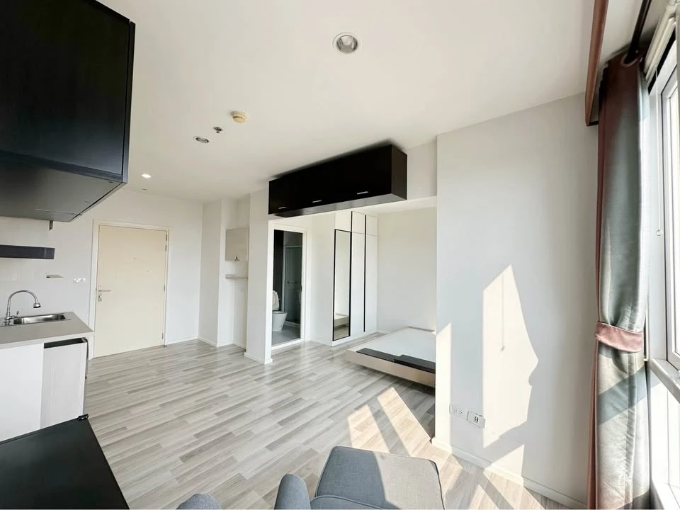 For sale: The Key Sathorn Ratchapruek, 22nd floor, very windy, no buildings blocking the view from the room window. You have to get it now!