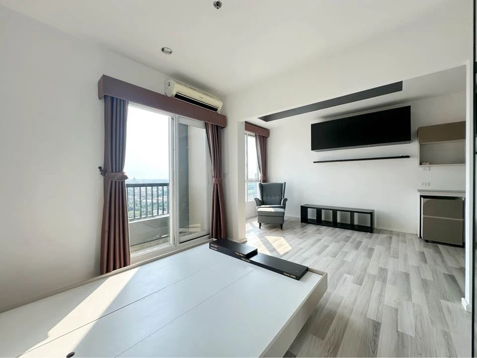 For sale: The Key Sathorn Ratchapruek, 22nd floor, very windy, no buildings blocking the view from the room window. You have to get it now!