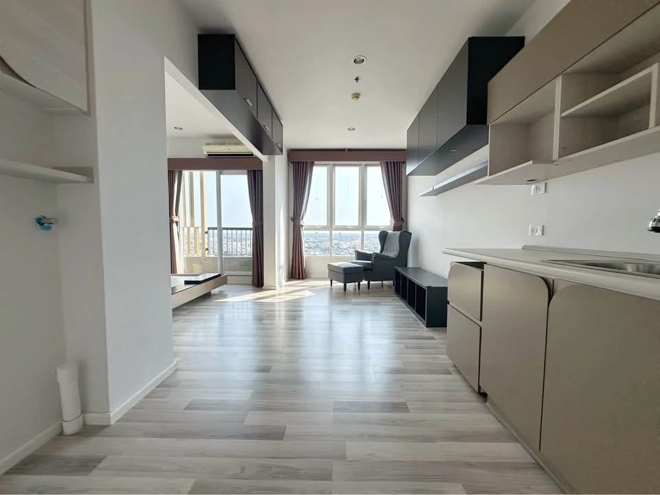 For sale: The Key Sathorn Ratchapruek, 22nd floor, very windy, no buildings blocking the view from the room window. You have to get it now!
