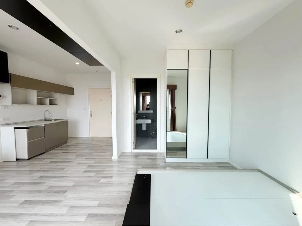 For sale: The Key Sathorn Ratchapruek, 22nd floor, very windy, no buildings blocking the view from the room window. You have to get it now!
